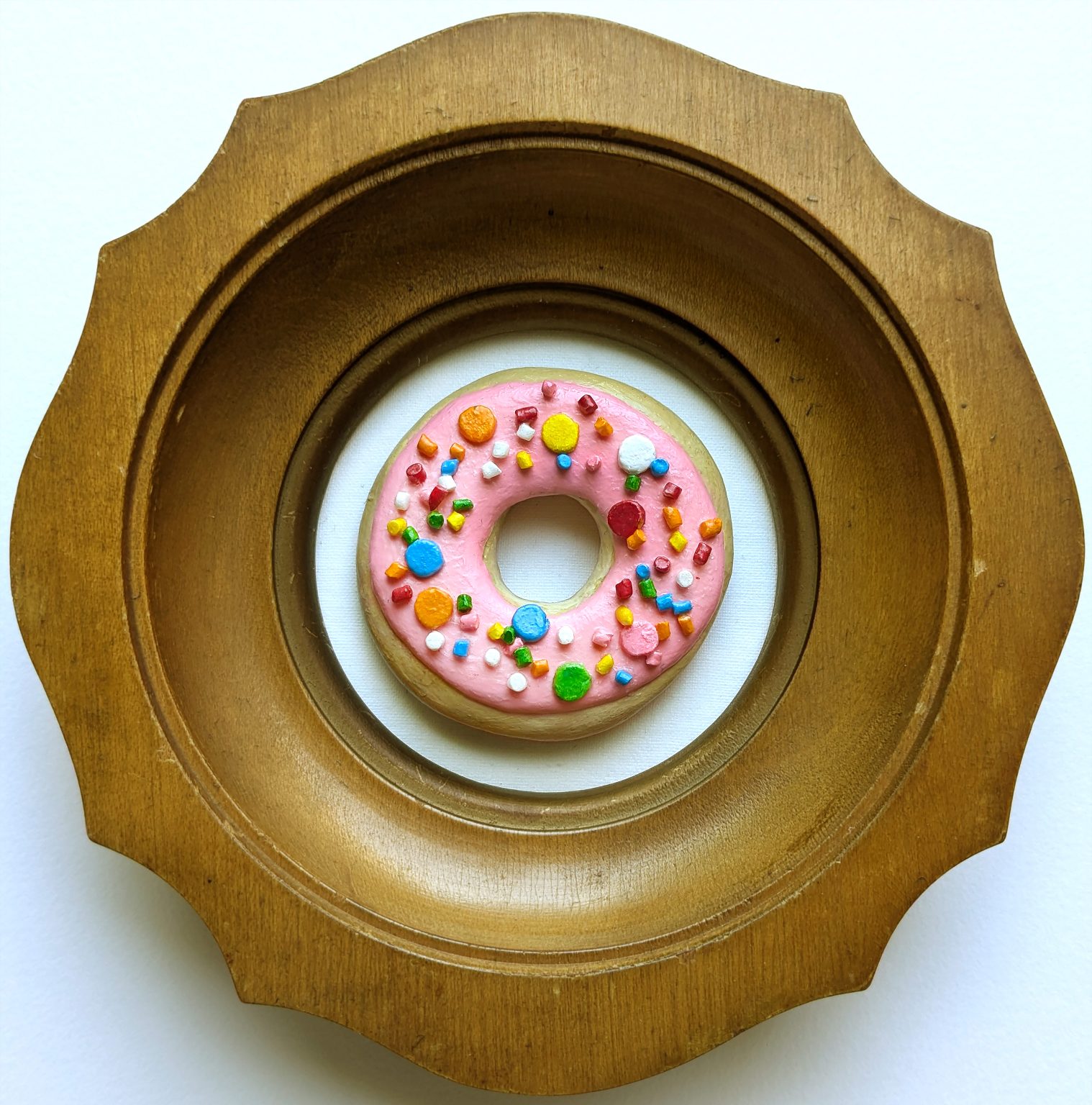 Gallery 5 - A 3D donut with sprinkles in a round vintage frame